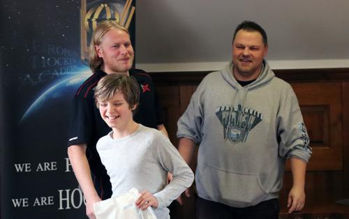 #54 Lenny Dötsch (A) with headcoach Tomáš Tůma and team manager Peter Rakuscinec