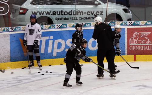 headcoach Lukáš Hökl instructing